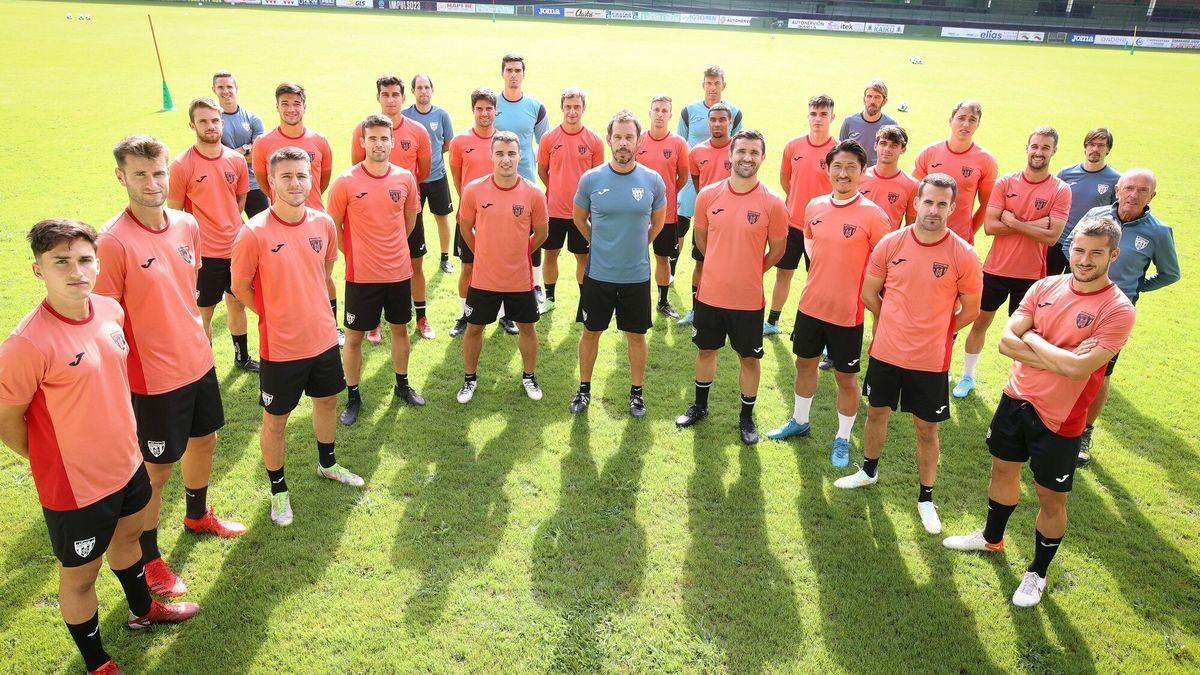 La plantilla del Sestao River, con su técnico Aitor Calle a la cabeza, posa en Las Llanas.