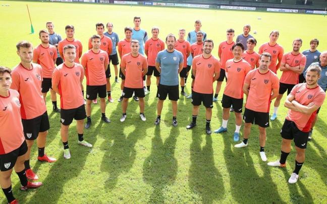 La plantilla del Sestao River, con su técnico Aitor Calle a la cabeza, posa en Las Llanas. La plantilla del Sestao River, con su técnico Aitor Calle a la cabeza, posa en Las Llanas.