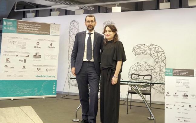 Asier Benavides, presidente de la delegación del COAVN, y María Iza, tesorera de la plataforma BIA. Asier Benavides, presidente de la delegación del COAVN, y María Iza, tesorera de la plataforma BIA.