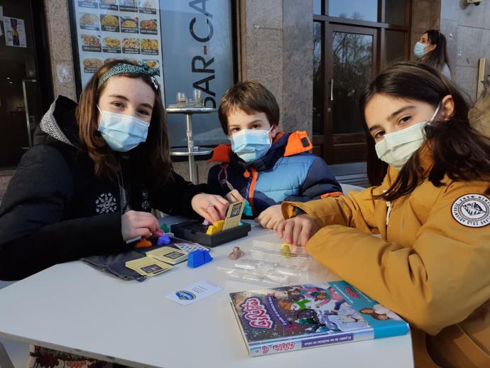 Niñas y niños han disfrutado en la capital alavesa de un frío y soleado día de Reyes