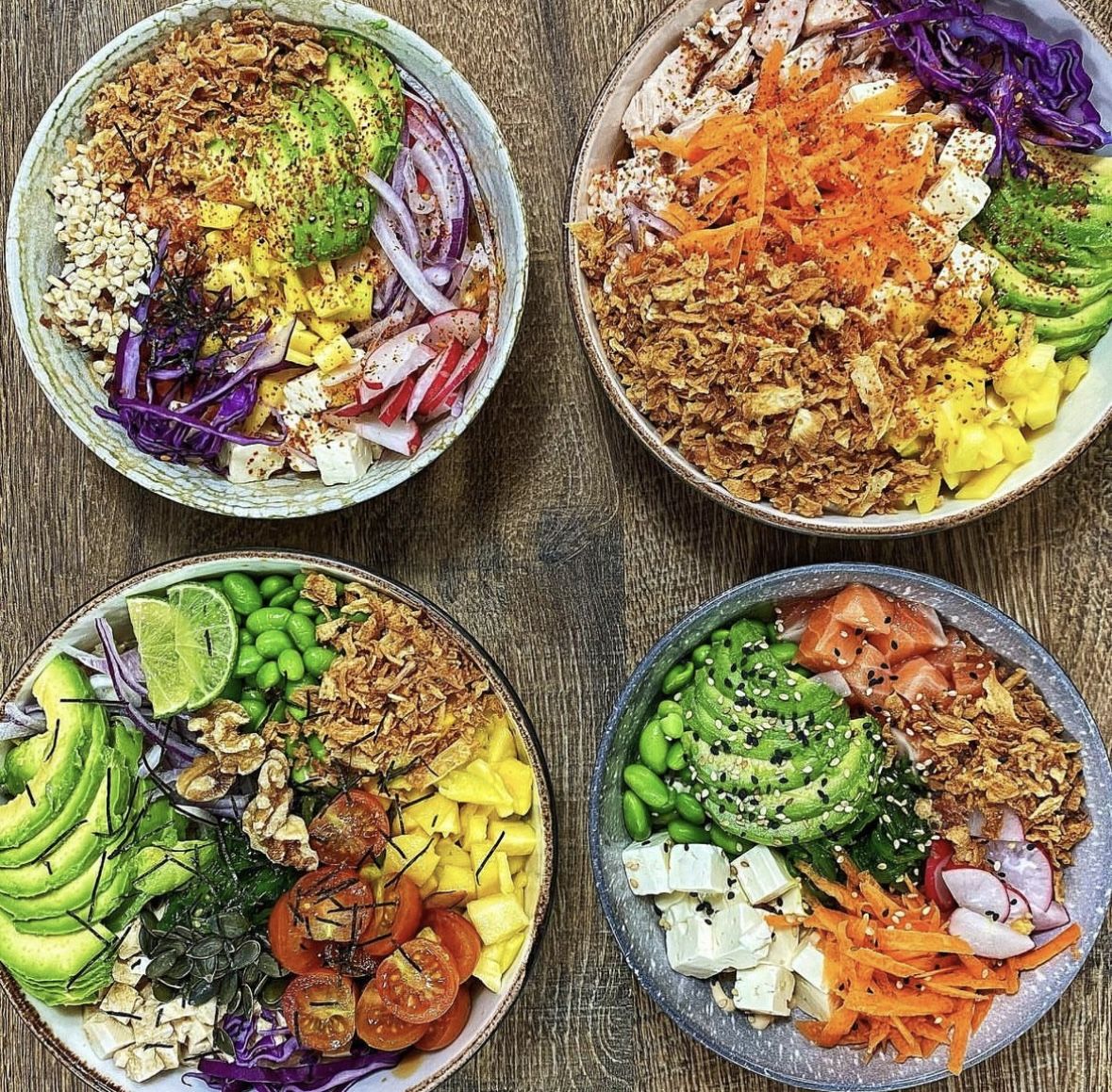 Algunos de las ensaladas de Lilo Poké.