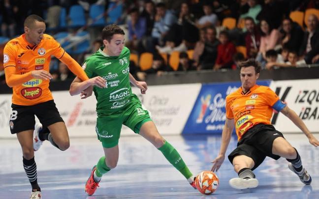 Josu Mendive, del Xota, conduce el balón entre David (d) y Gabriel Vasques, durante el derbi en Anaitasuna.