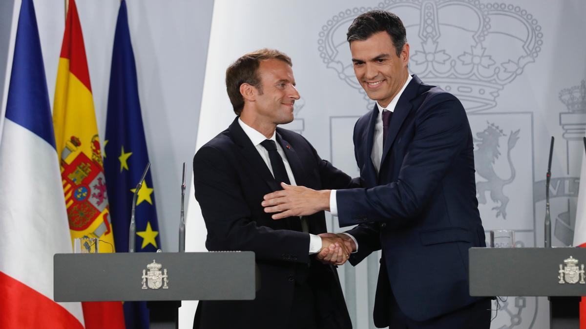 Emmanuel Macron (izq.), presidente de Francia, se reúne con Pedro Sánchez (der.), presidente español, en La Moncloa.