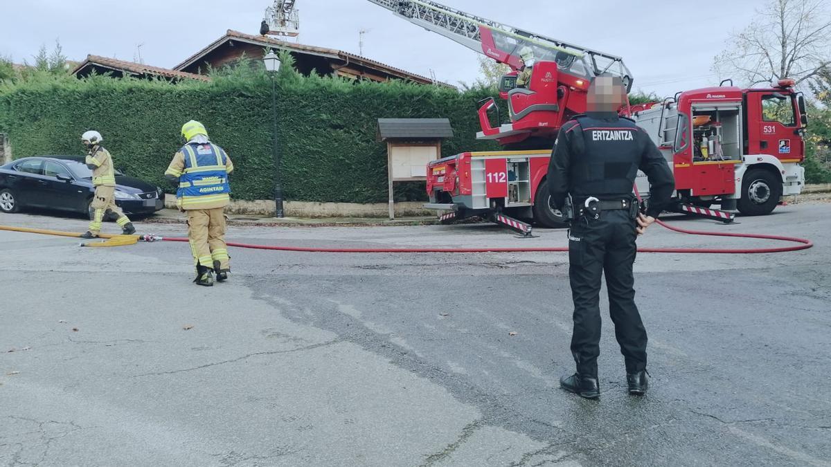 incendio en la chimenea de una casa en Elguea.