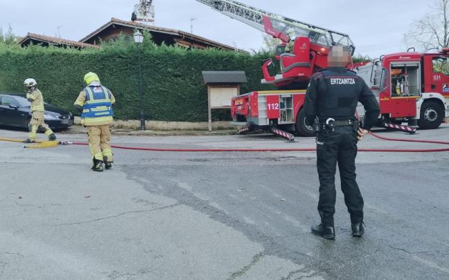 incendio en la chimenea de una casa en Elguea.