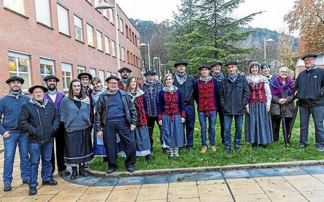 Integrantes de Lizarrako Olentzea, en la presentación de los actos. | FOTO: CEDIDA