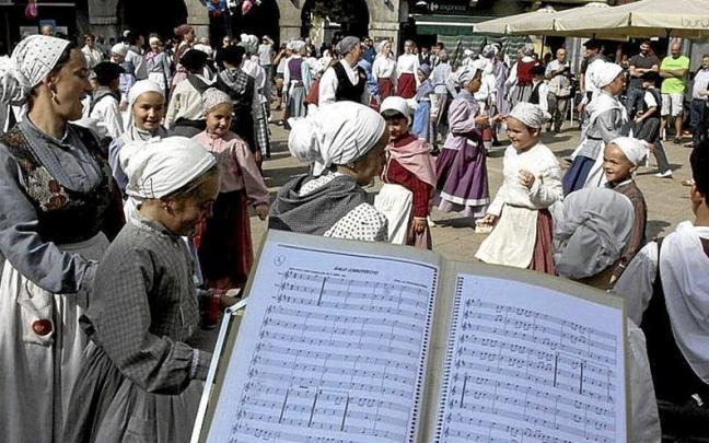 Herritarrak 2018ko Euskal Jaian dantzan. | ARGAZKIA: J.LEON