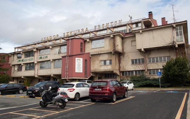 Fachada del Euskal Jai Berri, que se inauguró en 1977 en Huarte como sede del remonte. En el mismo enclave, junto a Itaroa, se sitúan el Spa&Sport y el Palacio de Hielo. Fachada del Euskal Jai Berri, que se inauguró en 1977 en Huarte como sede del remonte. En el mismo enclave, junto a Itaroa, se sitúan el Spa&Sport y el Palacio de Hielo.