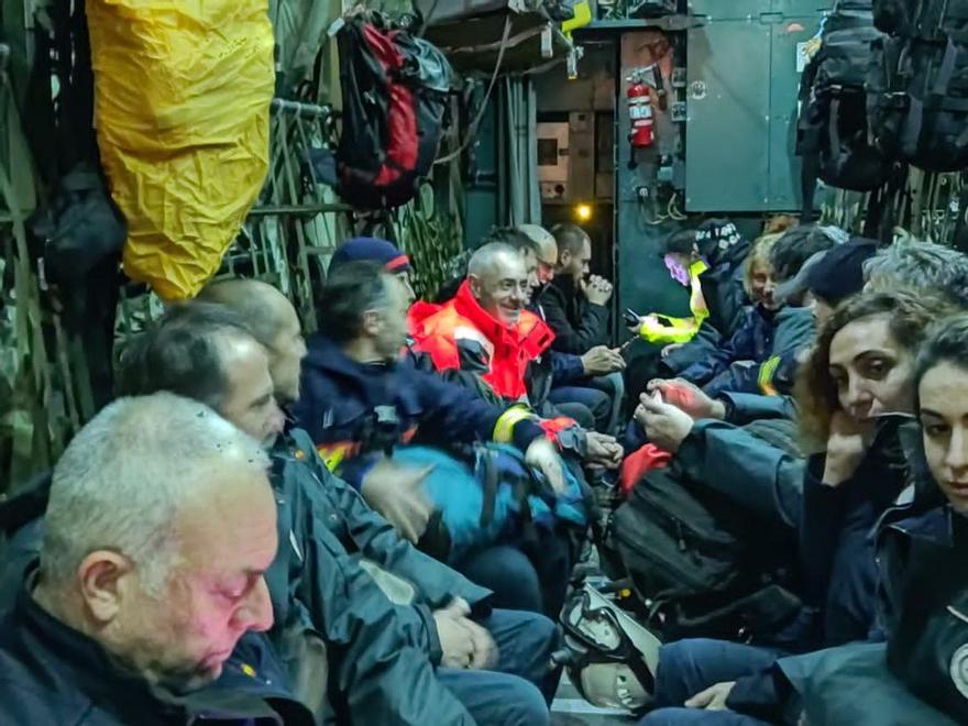 Bomberos de Vitoria, valencia y Alicante en el avión militar que les ha desplazado en Turquía