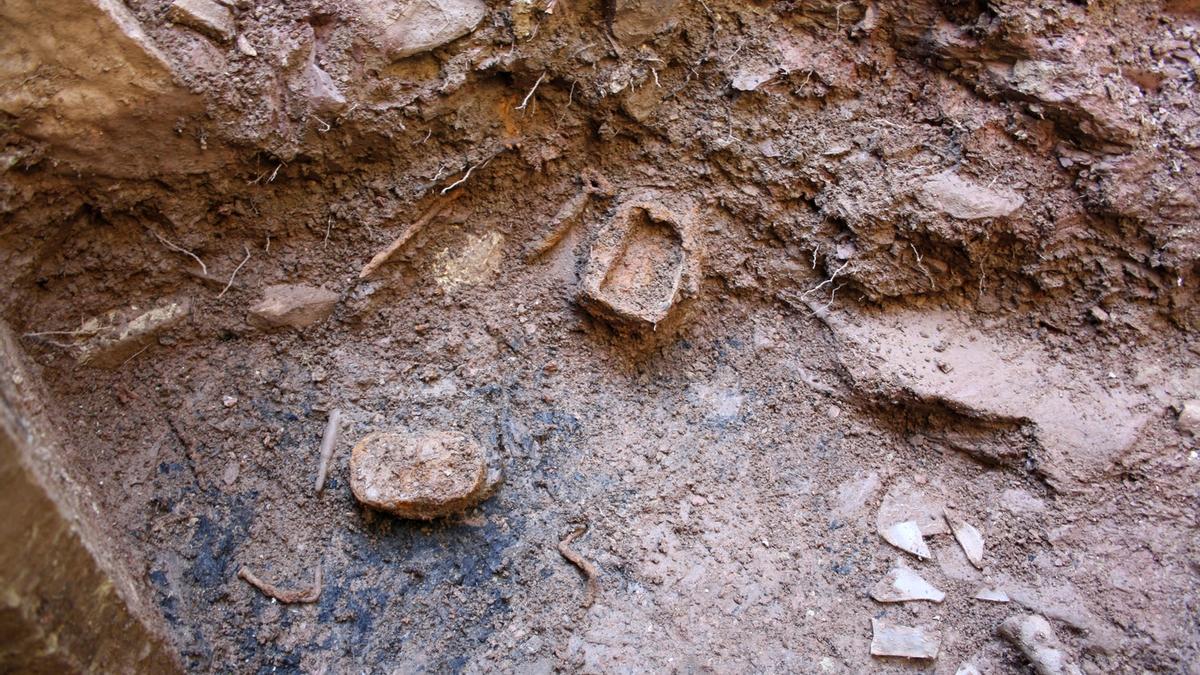 Los restos de los recipientes, como congelados en el tiempo.