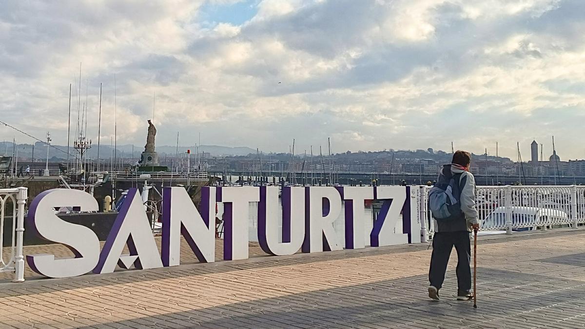 El nuevo hito de Santurtzi donde se fotografían lugareños y visitantes.