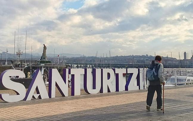 El nuevo hito de Santurtzi donde se fotografían lugareños y visitantes. El nuevo hito de Santurtzi donde se fotografían lugareños y visitantes.