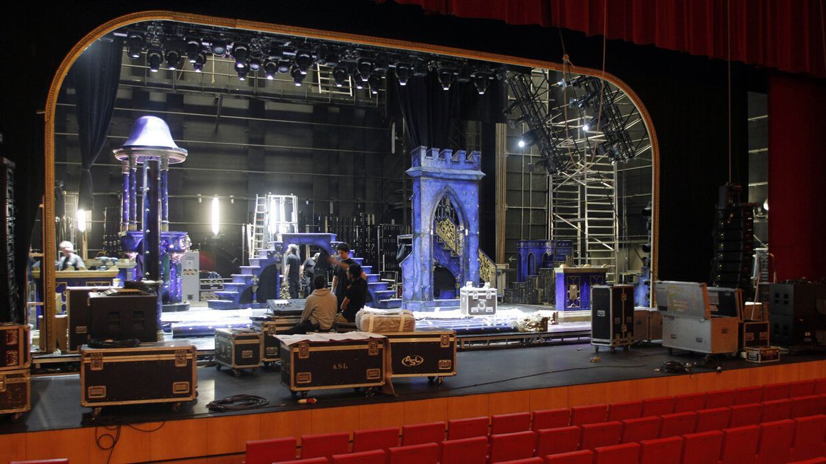 Técnicos trabajando en el montaje del escenario para un musical en Baluarte.