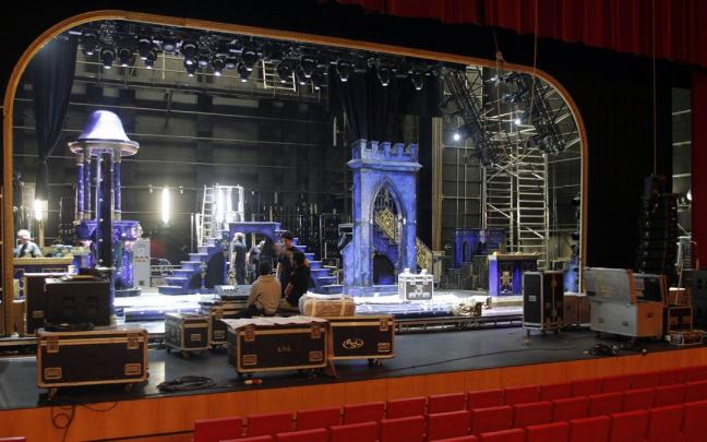Técnicos trabajando en el montaje del escenario para un musical en Baluarte. Técnicos trabajando en el montaje del escenario para un musical en Baluarte.
