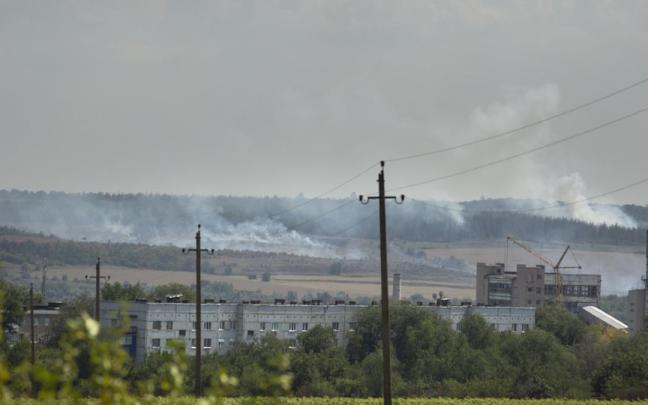 Columnas de humo cerca de la ciudad de Soledar.