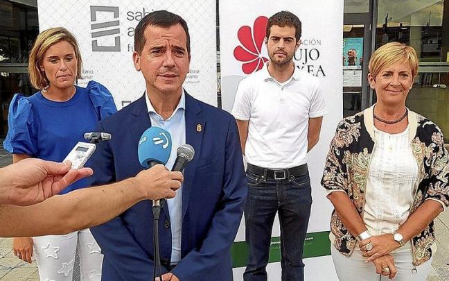 Mikel Irujo y Arantxa Tapia atienden a los medios antes de la jornada en Altsasu. Mikel Irujo y Arantxa Tapia atienden a los medios antes de la jornada en Altsasu.