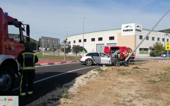 Estado en el que quedó el coche del conductor tras impactar contra la farola. Estado en el que quedó el coche del conductor tras impactar contra la farola. Estado en el que quedó el coche del conductor tras impactar contra la farola. Estado en el que quedó el coche del conductor tras impactar contra la farola.