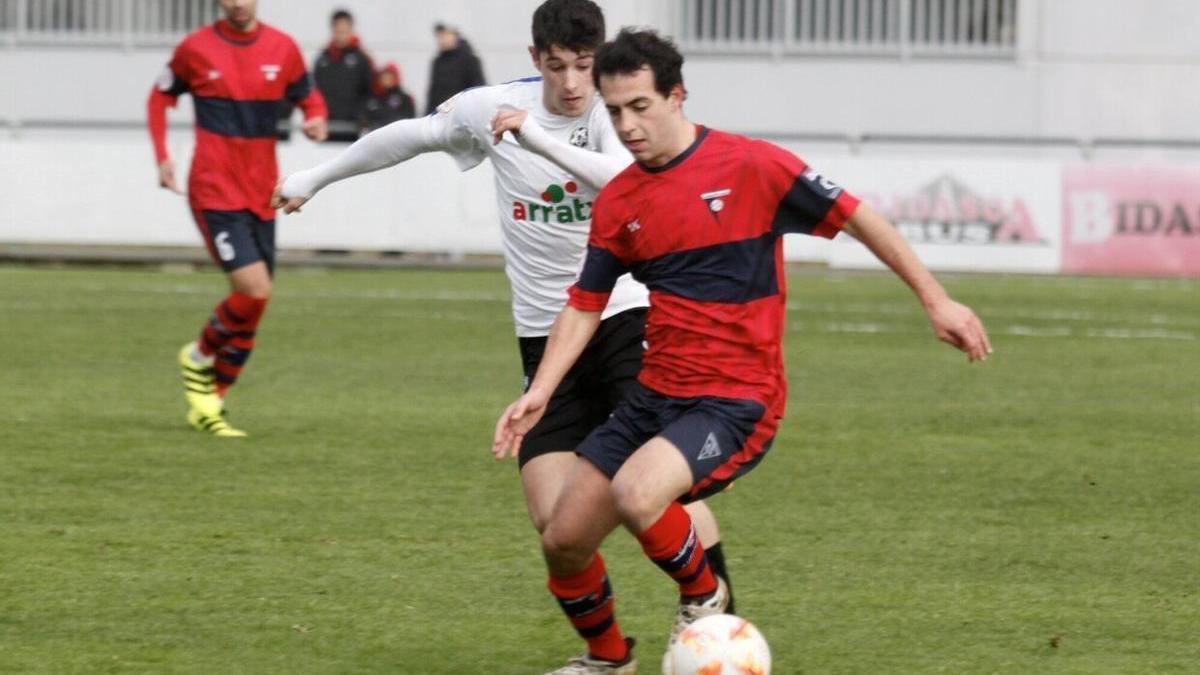 Un jugador del Aurrera controla el balón en un partido