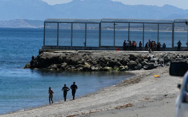 Valla que separa Ceuta de Marruecos. Valla que separa Ceuta de Marruecos.