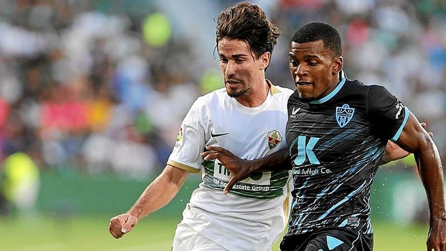 Collado y Akieme, durante el partido de ayer. | FOTO: EFE