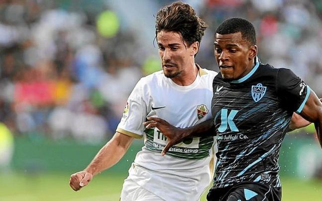 Collado y Akieme, durante el partido de ayer. | FOTO: EFE