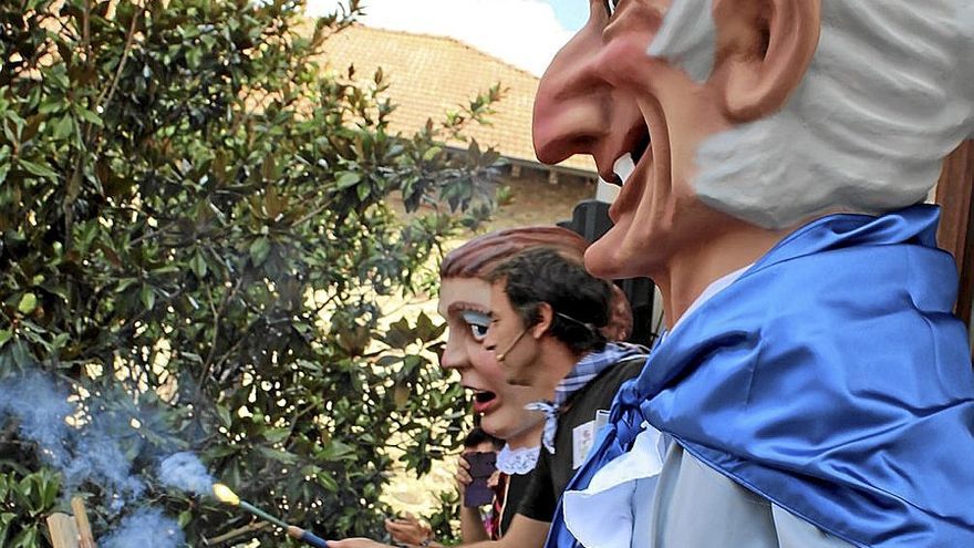 El alcalde, Ekaitz Mentxaka, encendiendo la mecha del txupinazo.