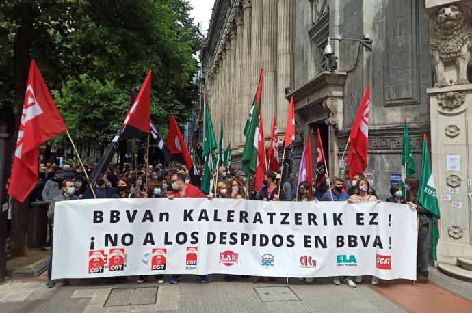 Protesta de trabajadores del BBVA este lunes en Bilbao.