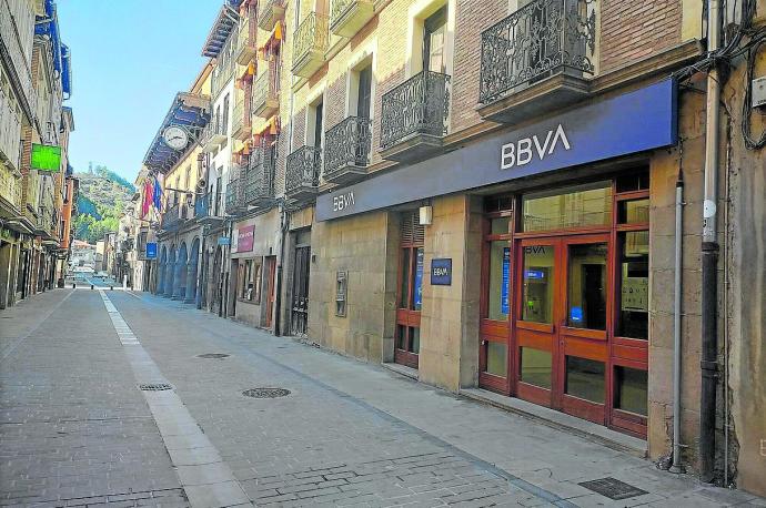 Vista de la calle Mayor de Sangüesa, con la oficina de BBVA en primer término.