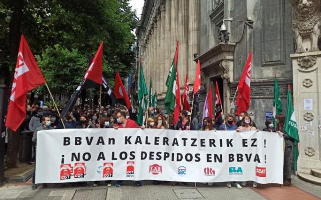 Protesta de trabajadores del BBVA este lunes en Bilbao. Protesta de trabajadores del BBVA este lunes en Bilbao.