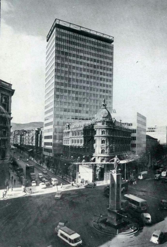 Sedes antigua y moderna del Banco de Vizcaya compartieron solar en 1969.