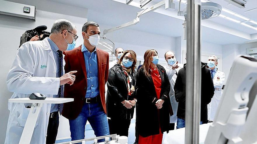 El presidente español, durante una visita a un hospital ayer en Zaragoza.