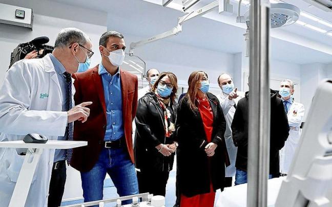 El presidente español, durante una visita a un hospital ayer en Zaragoza.