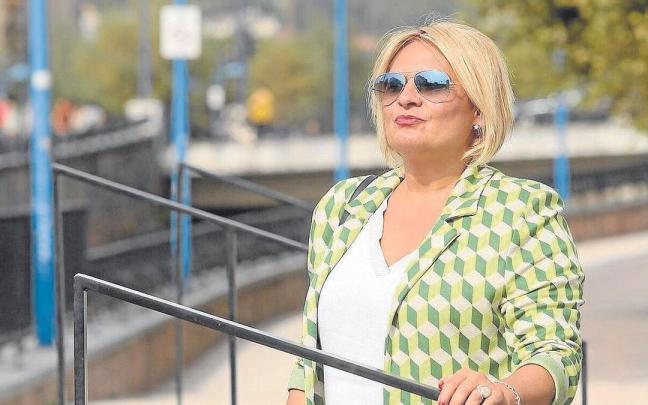 Kris P&eacute;rez, frente a Lekuona Fabrika de Errenteria.