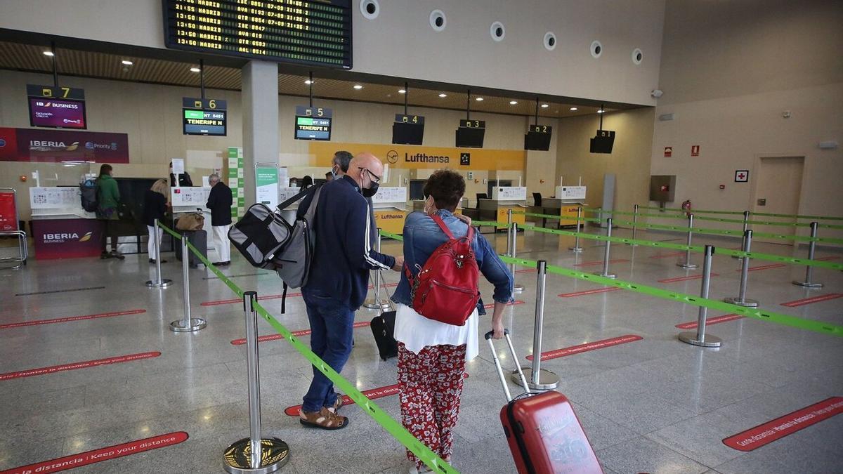 Cola de facturación en el aeropuerto de Noáin.