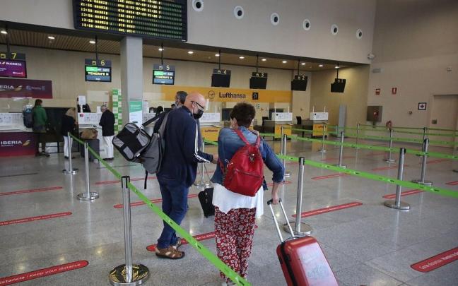 Cola de facturación en el aeropuerto de Noáin.
