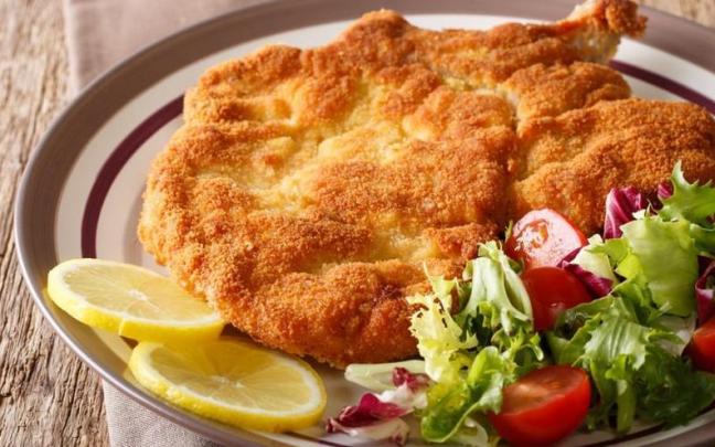 Uno de los platos típicos es la Milanese Cotoletta Uno de los platos típicos es la Milanese Cotoletta