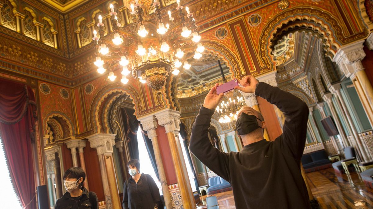 Un visitante saca una fotografía en el salón Árabe del Ayuntamiento de Bilbao en la última edición de Open House