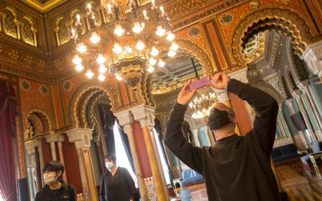 Un visitante saca una fotografía en el salón Árabe del Ayuntamiento de Bilbao en la última edición de Open House Un visitante saca una fotografía en el salón Árabe del Ayuntamiento de Bilbao en la última edición de Open House
