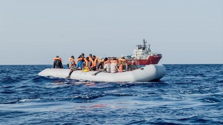 Imagen de archivo del 'Ocean Viking' rescatando a migrantes en aguas del Mediterráneo.