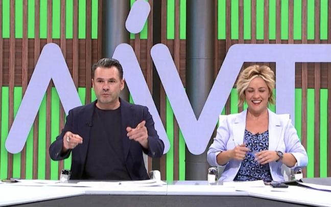 Iñaki López y Cristina Pardo presentando 'Más vale tarde'. Iñaki López y Cristina Pardo presentando 'Más vale tarde'.