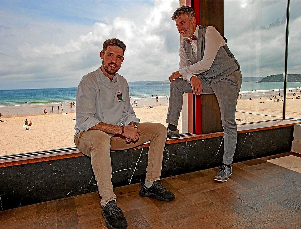 José Ramón Bustamante, sentado, junto a Rafa Prieto, gerente de El Serbal.