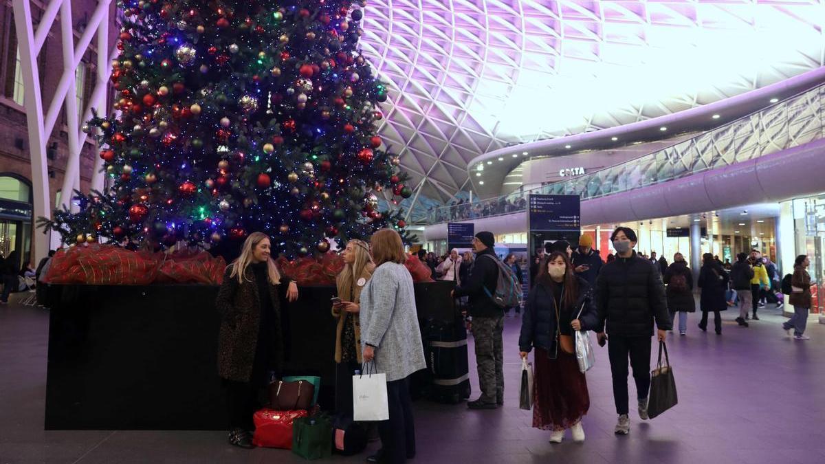 Un grupo de viajeros en la estación londinense de King Cross.