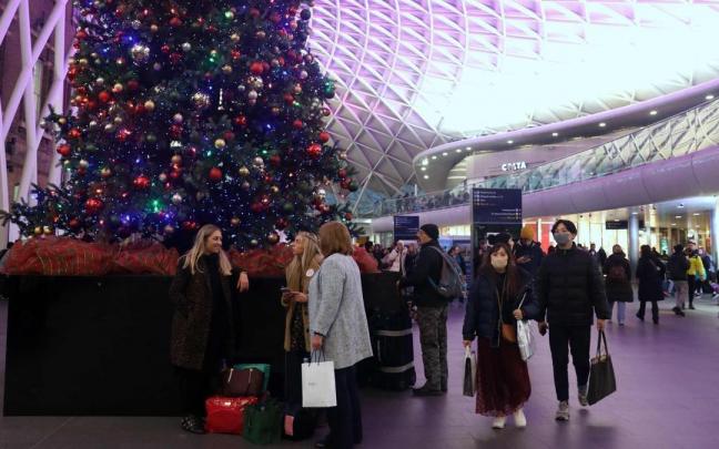 Un grupo de viajeros en la estación londinense de King Cross.
