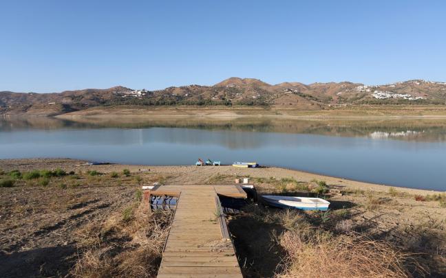 El pantano de La Viñuela, en Málaga, se acerca a sus cifras mínimas históricas al estar al 12% de su capacidad.