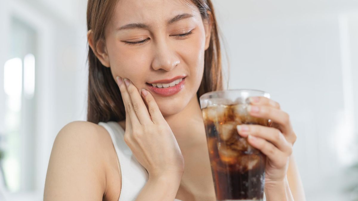 En un verano de calor una bebida fría es un alivio, pero la sensibilidad dental puede hacer que sea un momento doloroso.