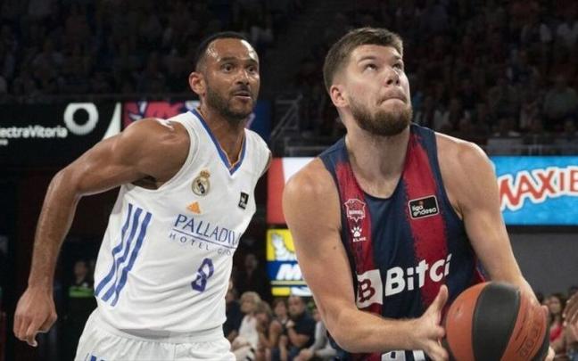 Giedraitis se dispone a lanzar ante la amenazadora presencia de Hanga