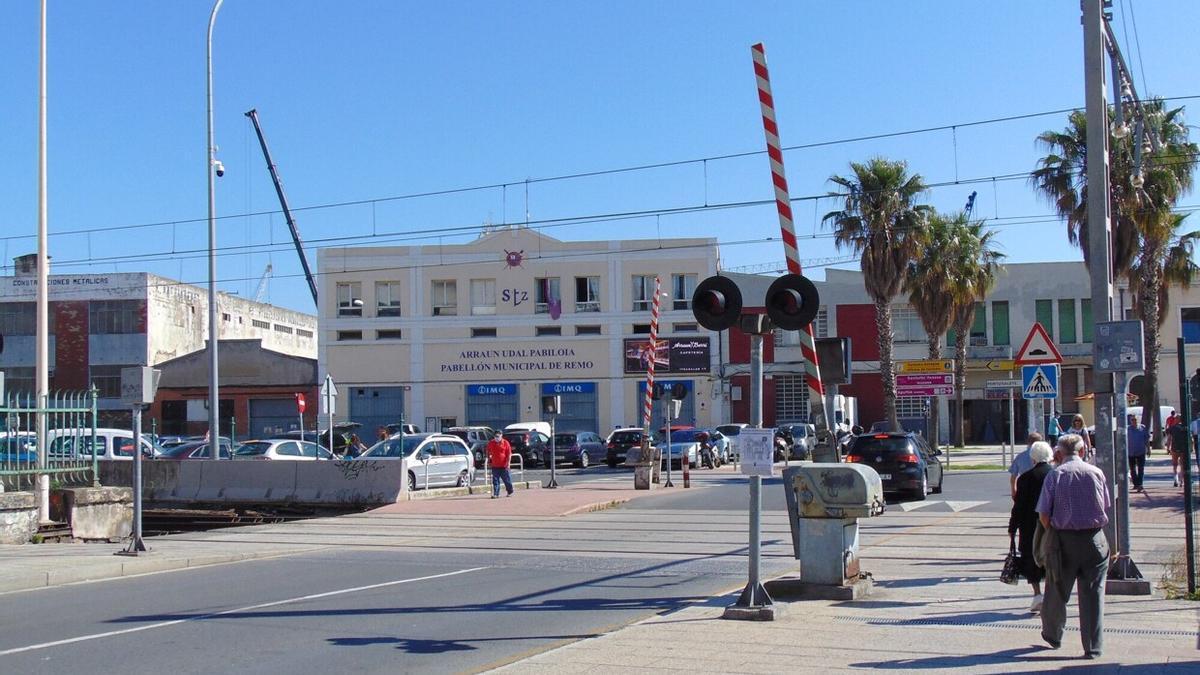 Imagen del paso a nivel del centro de Santurtzi.