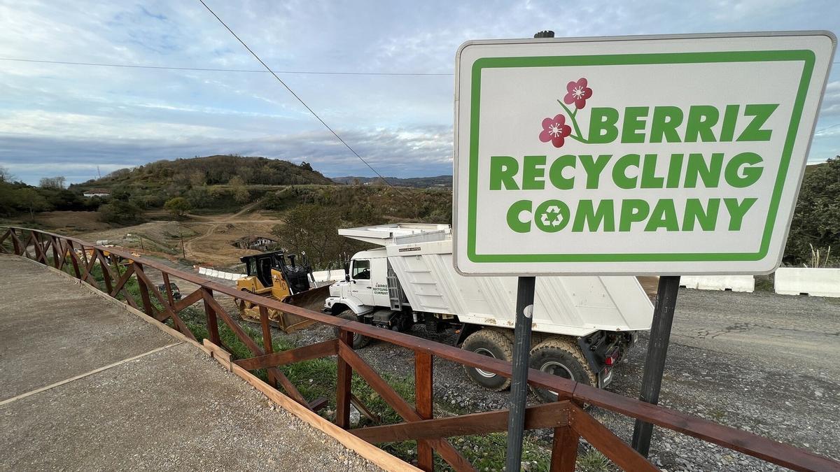 Vista de las labores de recuperación del vertedero de Artxanda, uno de los cuatro que reunirá la mayor parte de los residuos de Euskadi.
