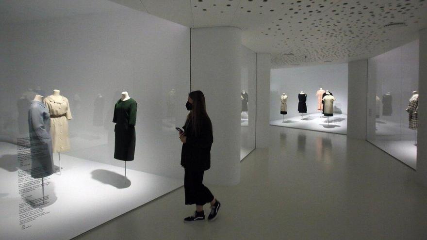 Una de las salas del Museo Balenciaga, donde está instalada la exposición 'Carácter', disponible hasta el 5 de febrero de 2023.