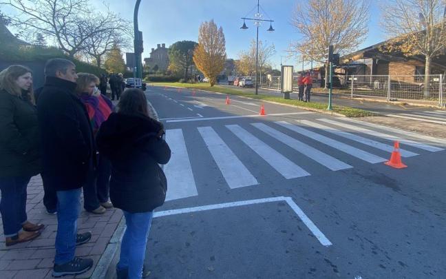 Jos&eacute; Agust&iacute;n P&eacute;rez observa el edificio incendiado.